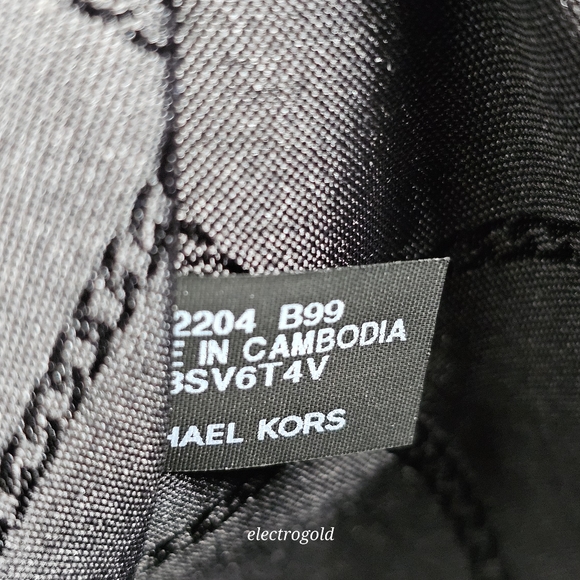 Michael Kors Voyager signature Tote Bag in black - Picture 9 of 11